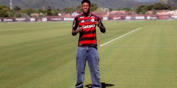 Vitão já veste o uniforme do Flamengo