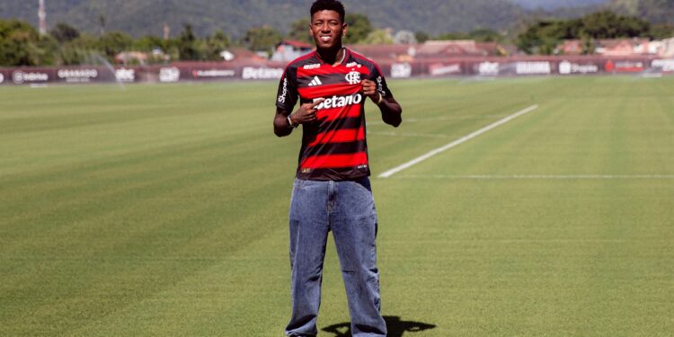 Vitão já veste o uniforme do Flamengo
