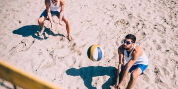 Aprenda a recepção correta no vôlei de praia e evite erros no saque