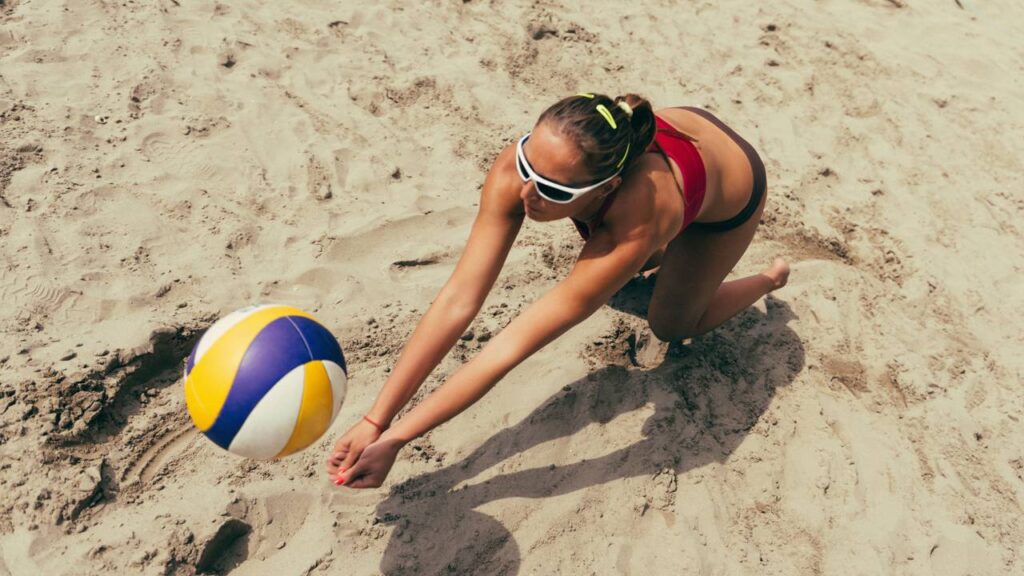 Aprenda a recepção correta no vôlei de praia e evite erros no saque