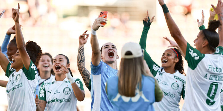 A colombiana Kathe Tapia brilhou na disputa de pênaltis e garantiu o título do Palmeiras