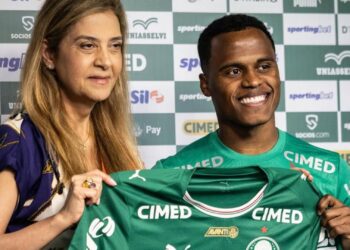 Jhon Arias durante coletiva na Academia de Futebol