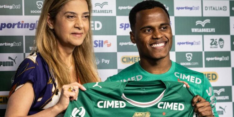 Jhon Arias durante coletiva na Academia de Futebol