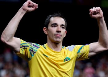 Hugo Calderano celebra ao alcançar o segundo lugar do mundo no tênis de mesa