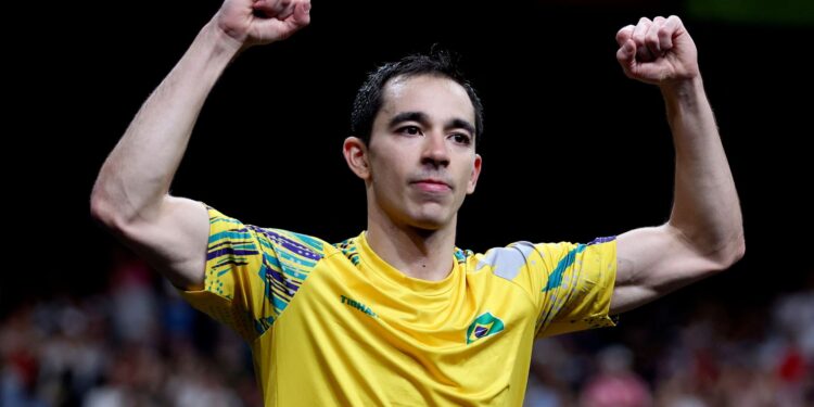 Hugo Calderano celebra ao alcançar o segundo lugar do mundo no tênis de mesa