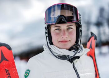 A esquiadora Alice Padilha durante as Olimpíadas de Inverno em Milão-Cortina
