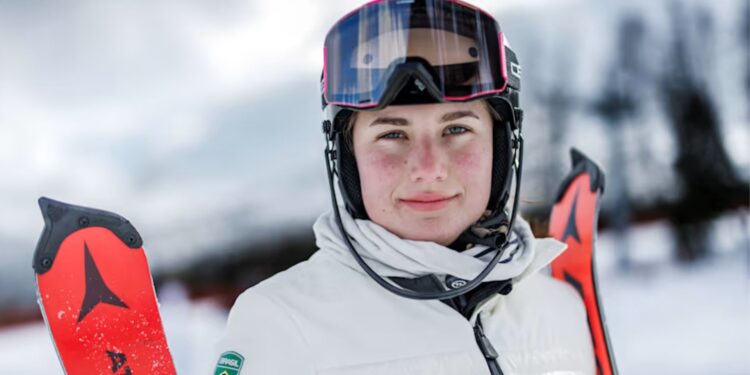 A esquiadora Alice Padilha durante as Olimpíadas de Inverno em Milão-Cortina