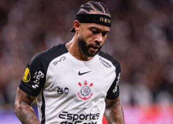 Memphis Depay lamenta erro em pênalti pelo Corinthians em jogo contra o Palmeiras