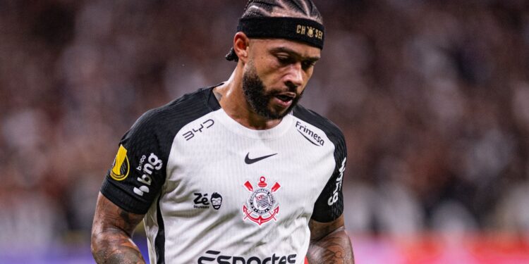 Memphis Depay lamenta erro em pênalti pelo Corinthians em jogo contra o Palmeiras