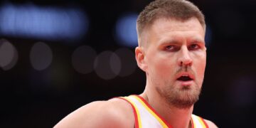 Kristaps Porzingis foi trocado pelo Atlanta Hawks para o Golden State Warriors