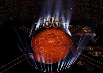 Parte da cerimônia de abertura dos Jogos Olímpicos de Inverno aconteceu no San Siro, em Milão