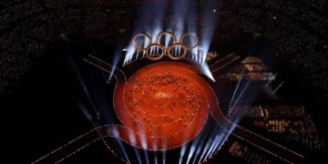 Parte da cerimônia de abertura dos Jogos Olímpicos de Inverno aconteceu no San Siro, em Milão