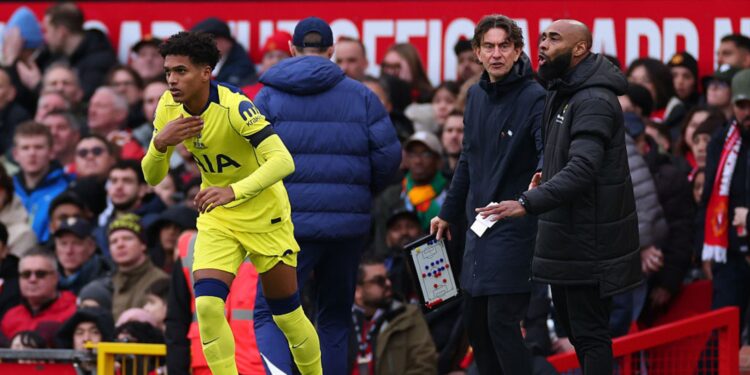 Souza fez sua estreia pelo Tottenham no duelo contra o Manchester United
