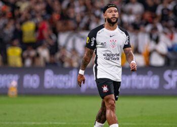 Memphis Depay perdeu um pênalti na derrota do Corinthians diante do Palmeiras