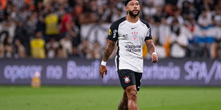 Memphis Depay perdeu um pênalti na derrota do Corinthians diante do Palmeiras