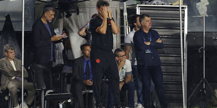 O Vasco foi vaiado pela torcida após a derrota contra o Bahia
