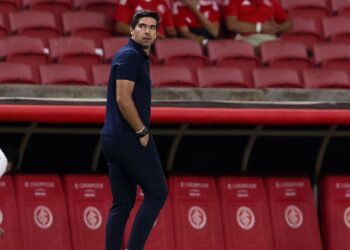 Abel Ferreira reclamou de um p&ecirc;nalti n&atilde;o marcado em Vitor Roque durante o duelo entre Palmeiras e Internacional