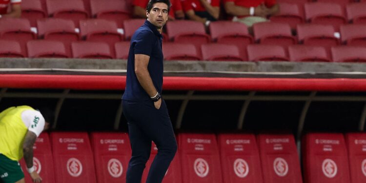 Abel Ferreira reclamou de um pênalti não marcado em Vitor Roque durante o duelo entre Palmeiras e Internacional