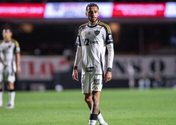 Alexsander se lesionou durante o duelo entre Atlético-MG e Pouso Alegre pelo Campeonato Mineiro