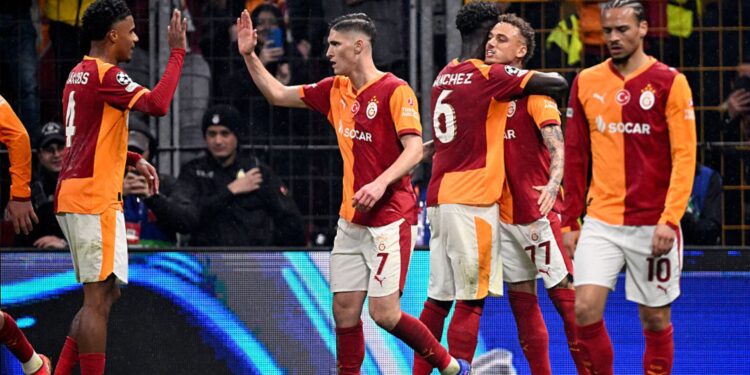 O Galatasaray largou em vantagem por uma vaga nas oitavas da Champions