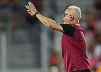 Dorival Júnior criticou o gramado sintético da Arena da Baixada