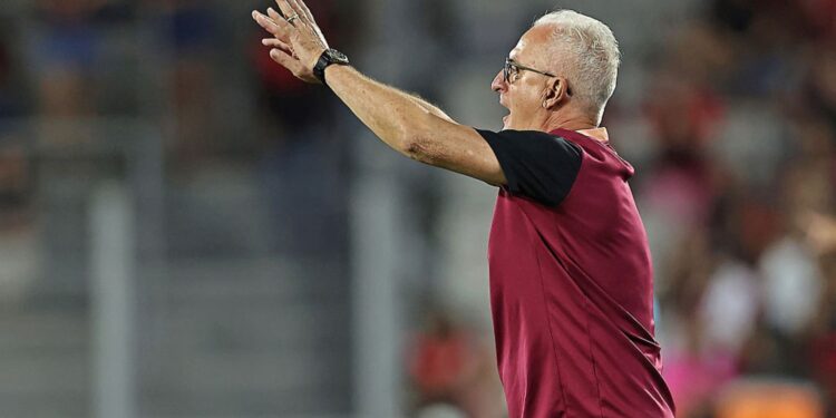 Dorival Júnior criticou o gramado sintético da Arena da Baixada