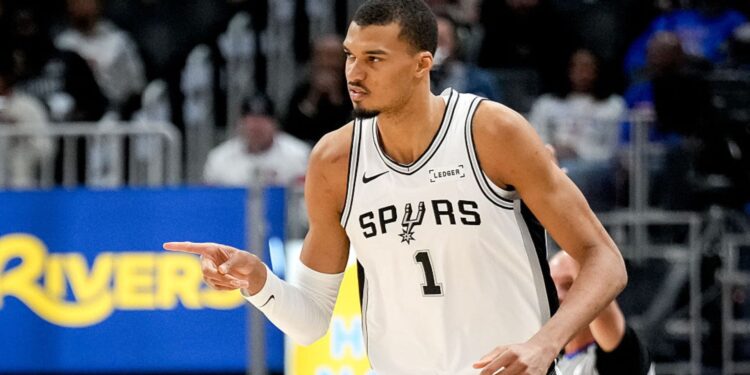 Wembanyama foi o destaque dos Spurs diante dos Pistons