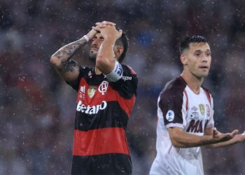 Arrascaeta faz desabafo após derrota para o Lanús e pede apoio da torcida