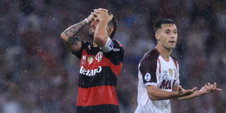 Arrascaeta faz desabafo após derrota para o Lanús e pede apoio da torcida