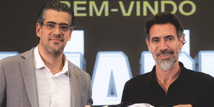 Eduardo Domínguez foi apresentado oficialmente pelo Atlético-MG na Arena MRV