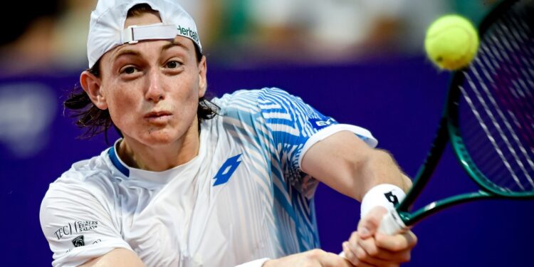 Tenista peruano de 21 anos é o próximo desafio do brasileiro João Fonseca no Rio Open
