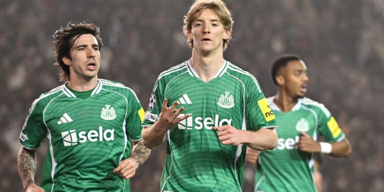 Anthony Gordon foi o nome do jogo ao marcar quatro gols na goleada histórica pela Champions League
