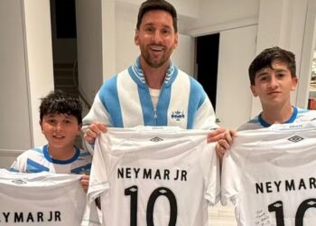 Messi registrou o momento ao lado dos filhos Tiago e Mateo