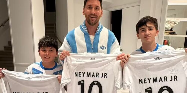 Messi registrou o momento ao lado dos filhos Tiago e Mateo