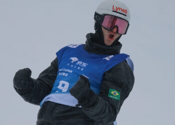 Patrick Burgener estreia nos Jogos de Inverno ao lado de Augustinho Teixeira no snowboard halfpipe, em Livigno