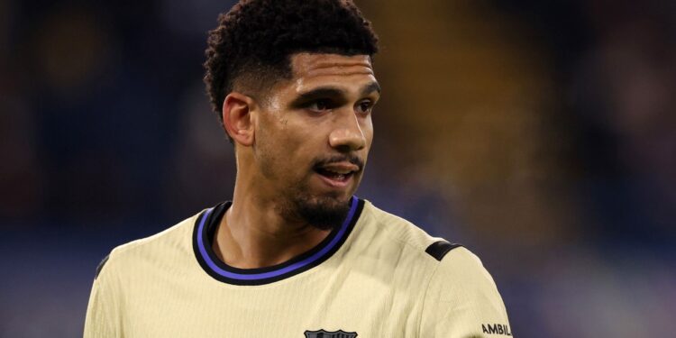 Ronald Araújo, zagueiro do Barcelona, celebra retorno após superar crise emocional