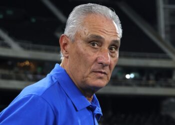 Torcida protesta contra Tite no Cruzeiro durante jogo no Mineirão pelo Brasileirão