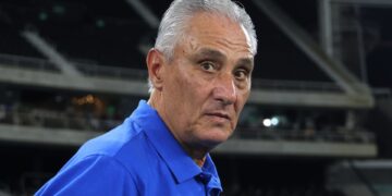 Torcida protesta contra Tite no Cruzeiro durante jogo no Mineirão pelo Brasileirão