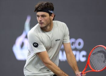 Taylor Fritz celebra vitória em Dallas após duelo intenso na estreia do ATP 500