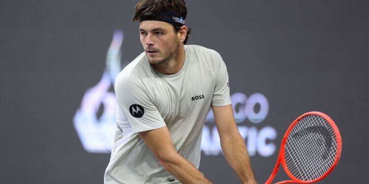 Taylor Fritz celebra vitória em Dallas após duelo intenso na estreia do ATP 500