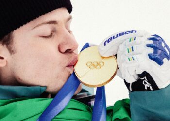 Lucas Braathen recebe prêmio do COB após brilhar com o ouro olímpico pelo Brasil