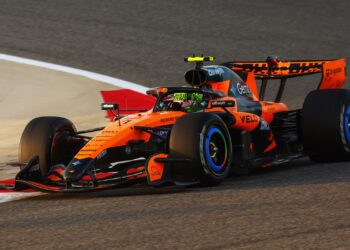 Piloto da McLaren lidera o primeiro dia de testes da F&oacute;rmula 1 no Bahrein