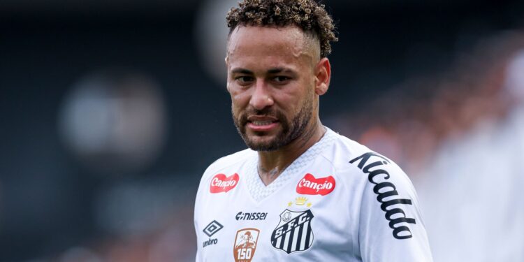 Neymar é vetado no gramado sintético e fica fora do duelo contra o Athletico