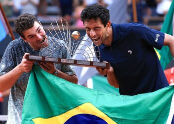 João Fonseca celebra conquista inédita no Rio Open ao lado de Marcelo Melo
