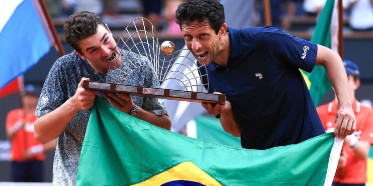 João Fonseca celebra conquista inédita no Rio Open ao lado de Marcelo Melo