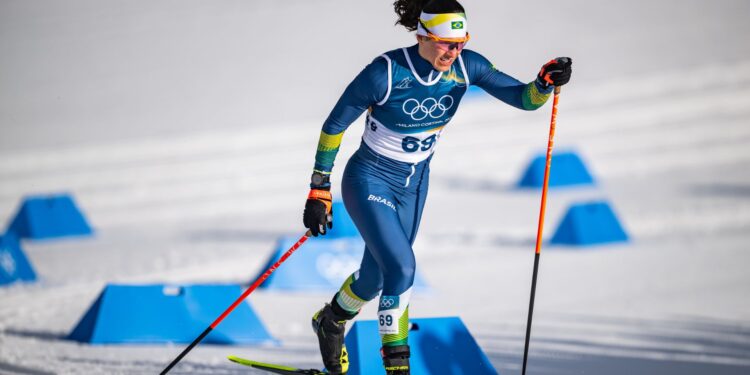 Bruna Moura compete na prova dos 10 km do esqui cross-country nos Jogos Olímpicos de Inverno