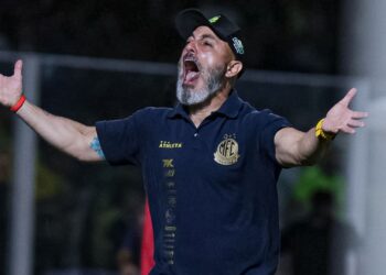 Rafael Guanaes protesta após decisões polêmicas do VAR no empate com o Cruzeiro