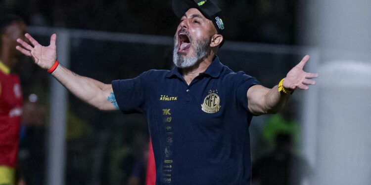 Rafael Guanaes protesta após decisões polêmicas do VAR no empate com o Cruzeiro