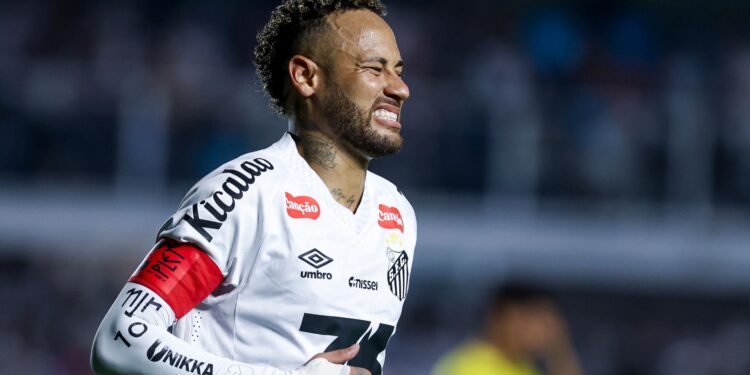 Torcida do Velo cita Neymar em treino antes de jogo decisivo contra o Santos