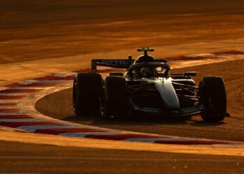 Antonelli marca melhor tempo nos testes da F1 no Bahrein